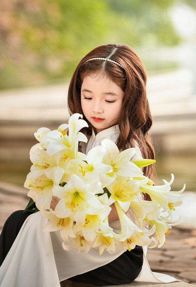 Vẻ đẹp mong manh của cô bé Hà Nội bên hoa loa kèn khiến cư dân mạng thổn thức Vẻ đẹp mong manh của cô bé Hà Nội bên hoa loa kèn khiến cư dân mạng thổn thức